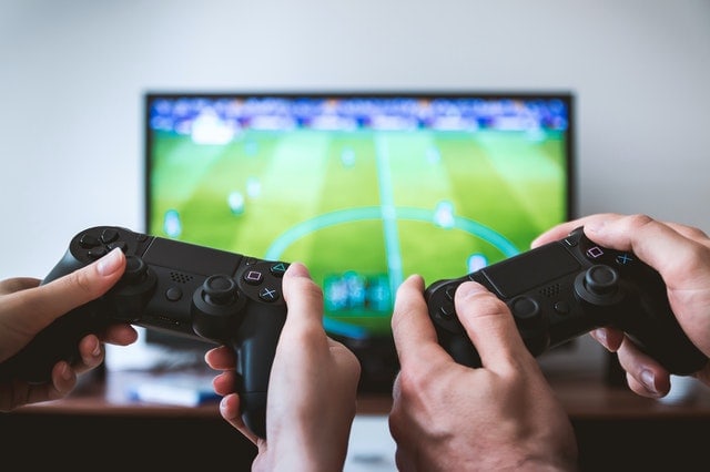 Gamer foran skærm